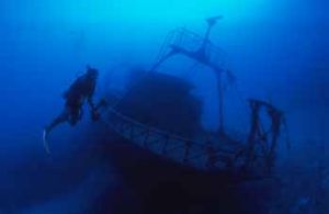 Diver + wreck by Hossam M. Nasef 